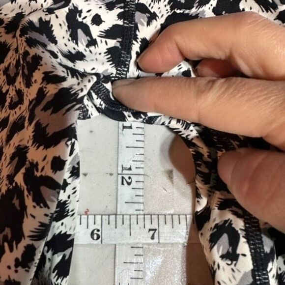 Zyia Snow Leopard 7/8 Compression Pants White Black Pockets Medium - Picture 4 of 14